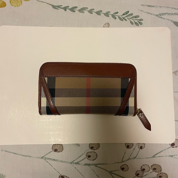 Burberry | Ziggy Long Wallet - Picture 2 of 9